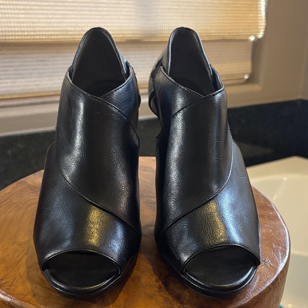 Life Stride Soft System black peep toe heels